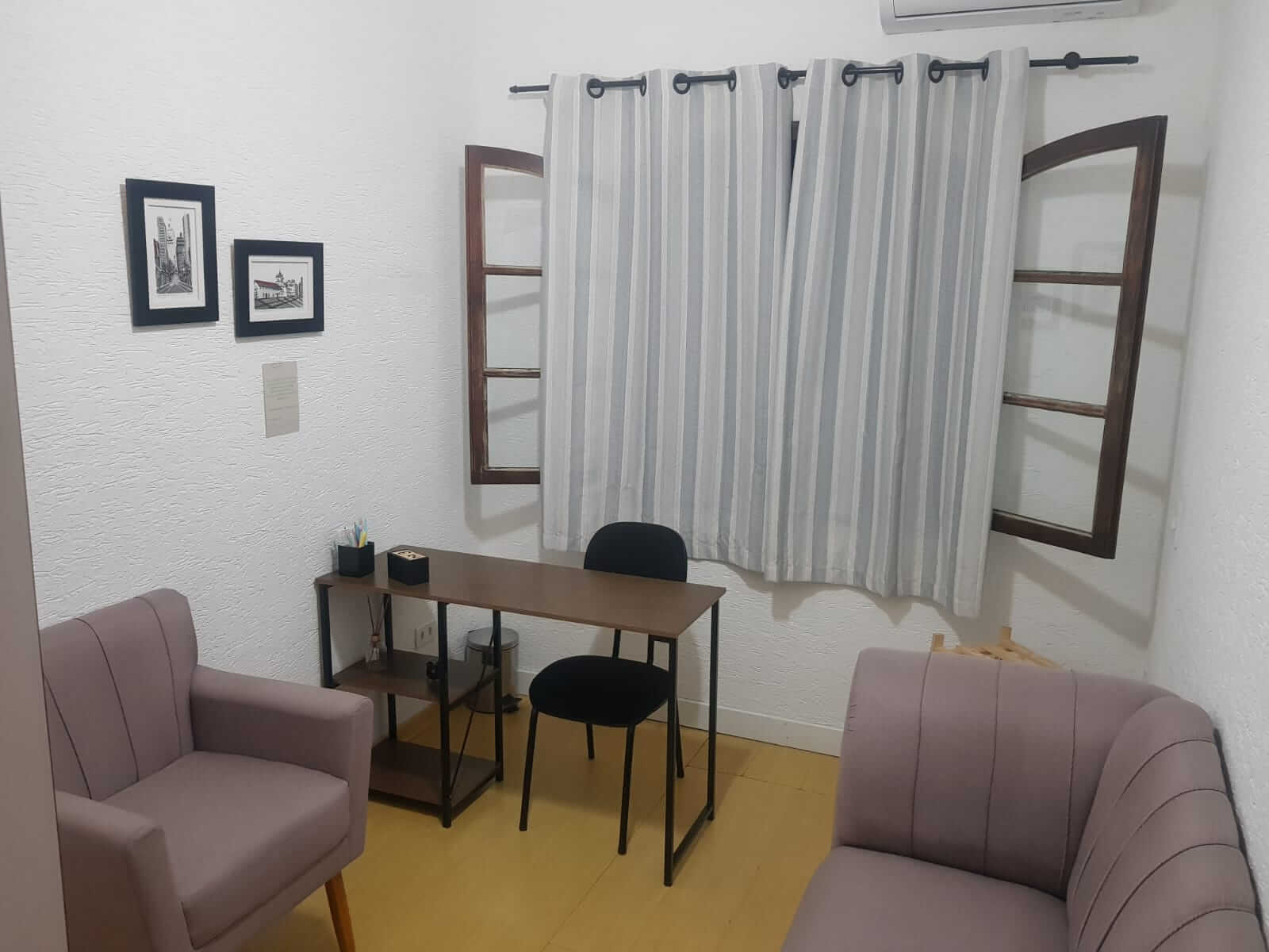 Consultório acolhedor da Ciclos Psicologia e Terapias Integradas à Saúde com poltronas confortáveis e ambiente tranquilo