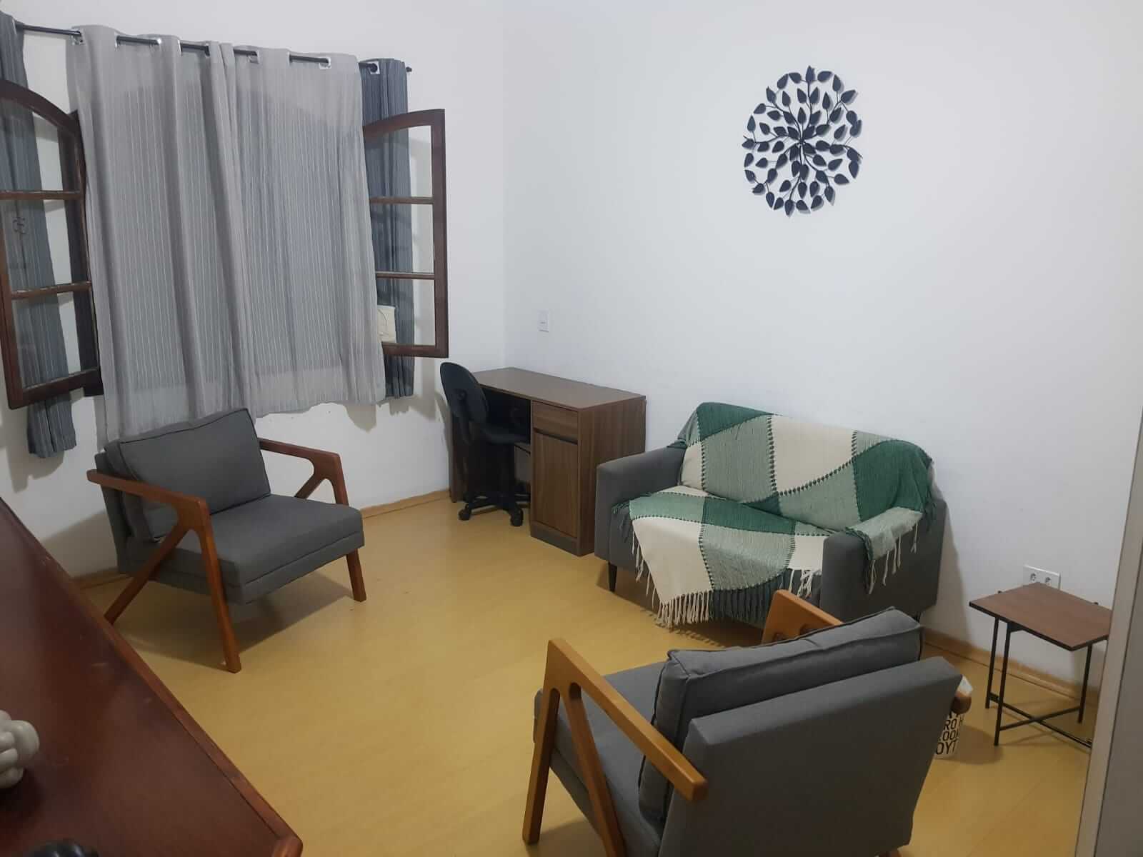 Sala de terapia acolhedora da Ciclos com poltronas confortáveis